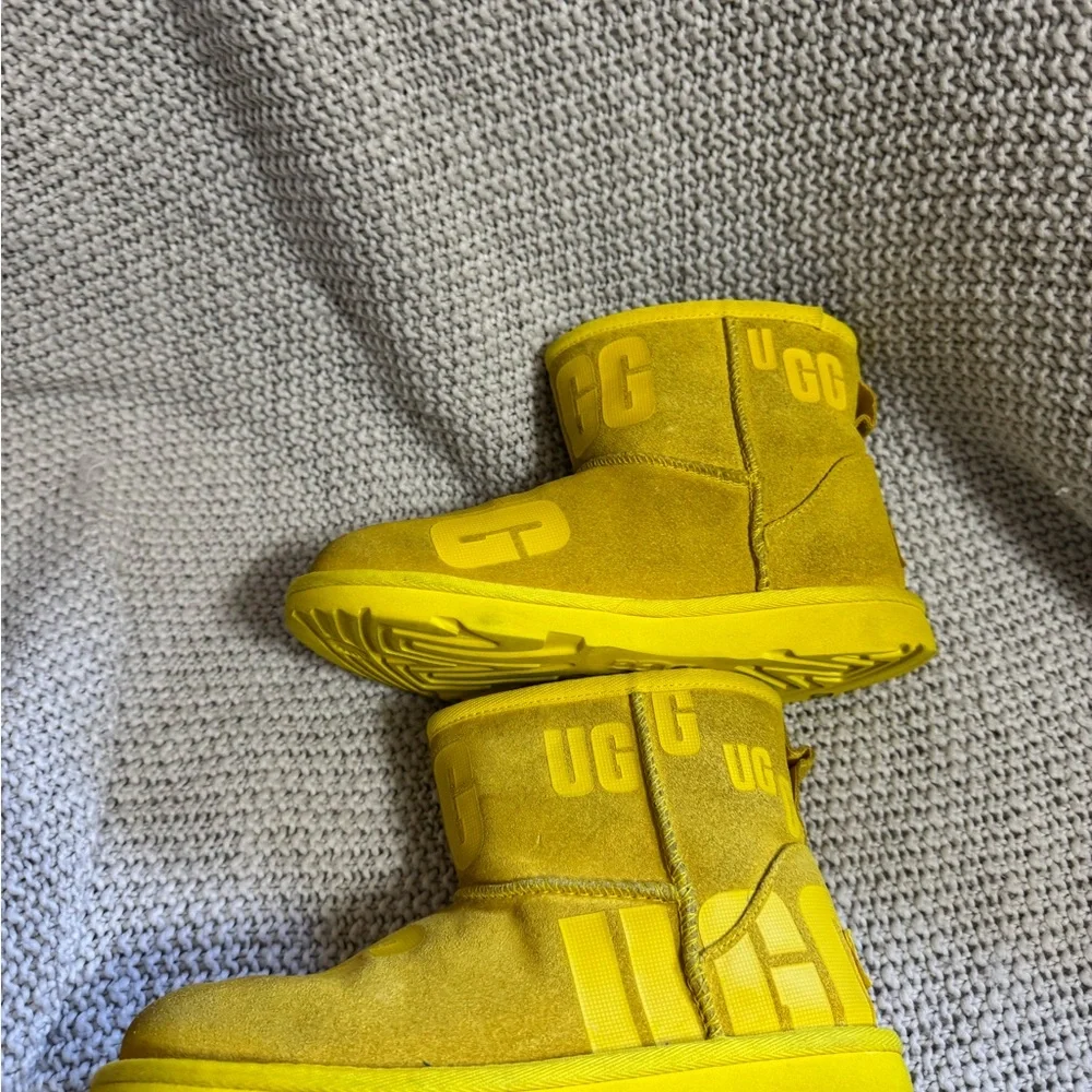 UGG classic mini